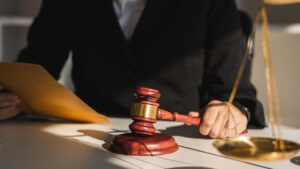 ¿Qué significa desestimar un caso criminal?