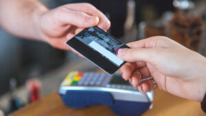 ¿Es fraude usar la tarjeta de crédito de otra persona?